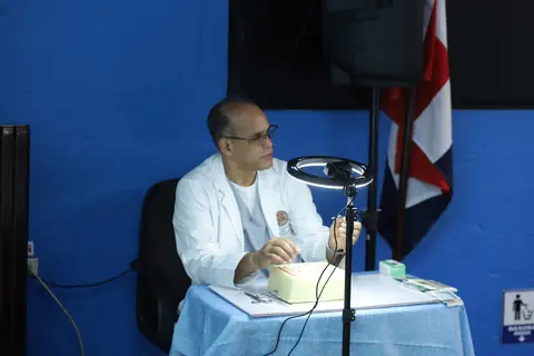 Docente demuestra un procedimiento durante una clase transmitida en vivo