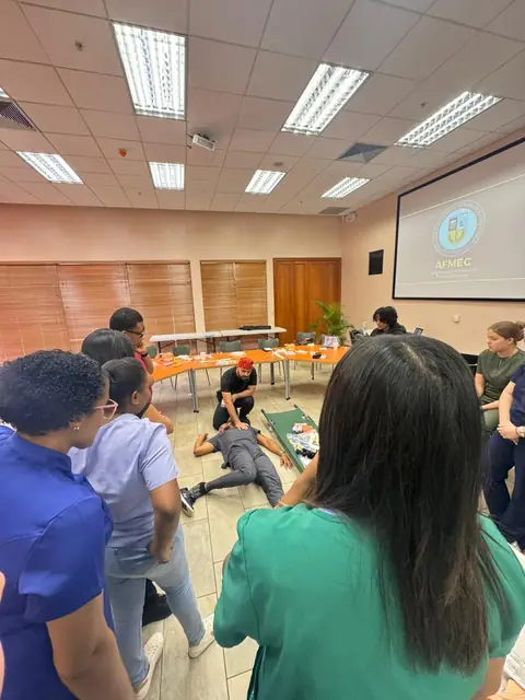 Simulacro de atención a víctimas en un salón de clases