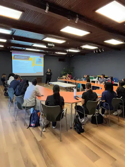 Vista amplia de un salón durante un taller práctico de AFMEC