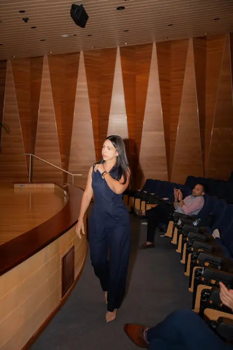 Ponente recorre el pasillo del auditorio e interactúa con el público