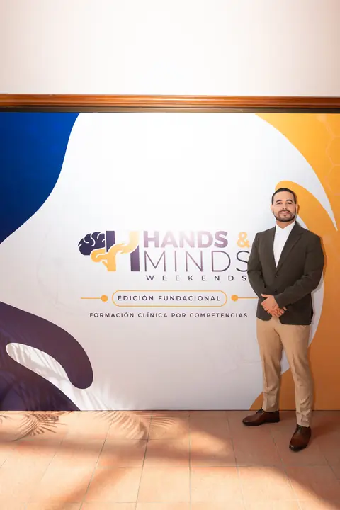 Ponente posa frente al panel de Hands & Minds Weekends