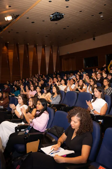 Auditorio lleno durante una sesión de Hands & Minds Weekends