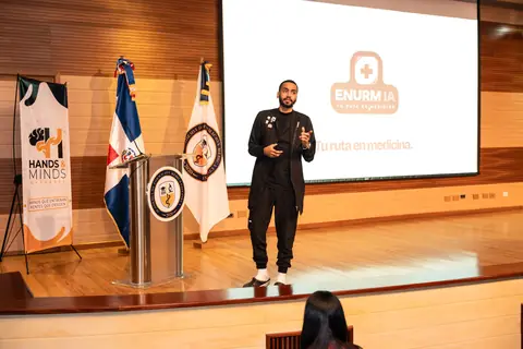 Ponente expone en el escenario junto al podio de AFMEC