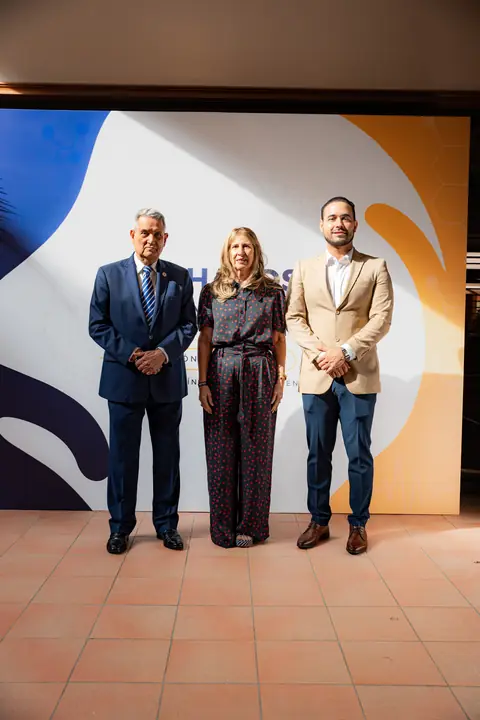 Tres invitados posan frente al panel de Hands & Minds Weekends
