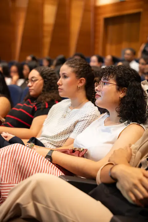 Asistentes escuchan con atención una ponencia