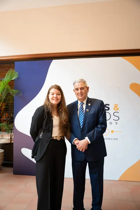 Dos invitados posan frente al panel de Hands & Minds Weekends