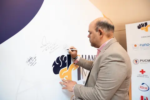 Invitado firma el mural de Hands & Minds Weekends