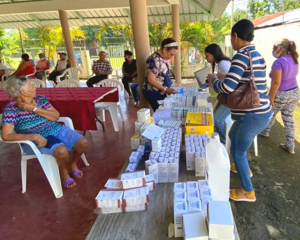 Personal de AFMEC atiende a personas de la comunidad durante un operativo de salud con entrega de medicamentos